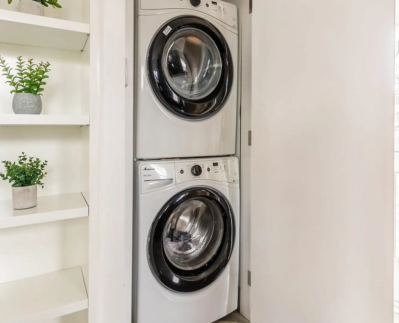 Spacious 2 Bedroom Loft In Sought After Leslieville 多伦多
